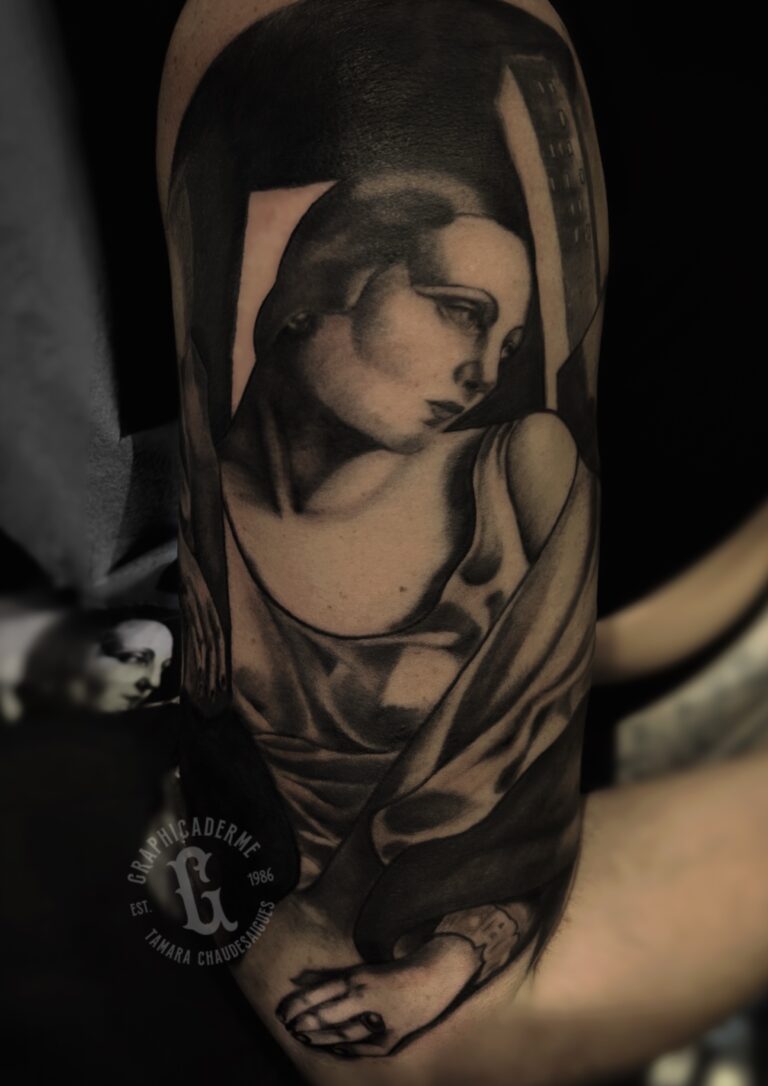 Tatouage artistique d'un portrait de femme style années 30 en noir et gris sur le bras, réalisé par Tamara Chaudesaigues au studio Graphicaderme Avignon.