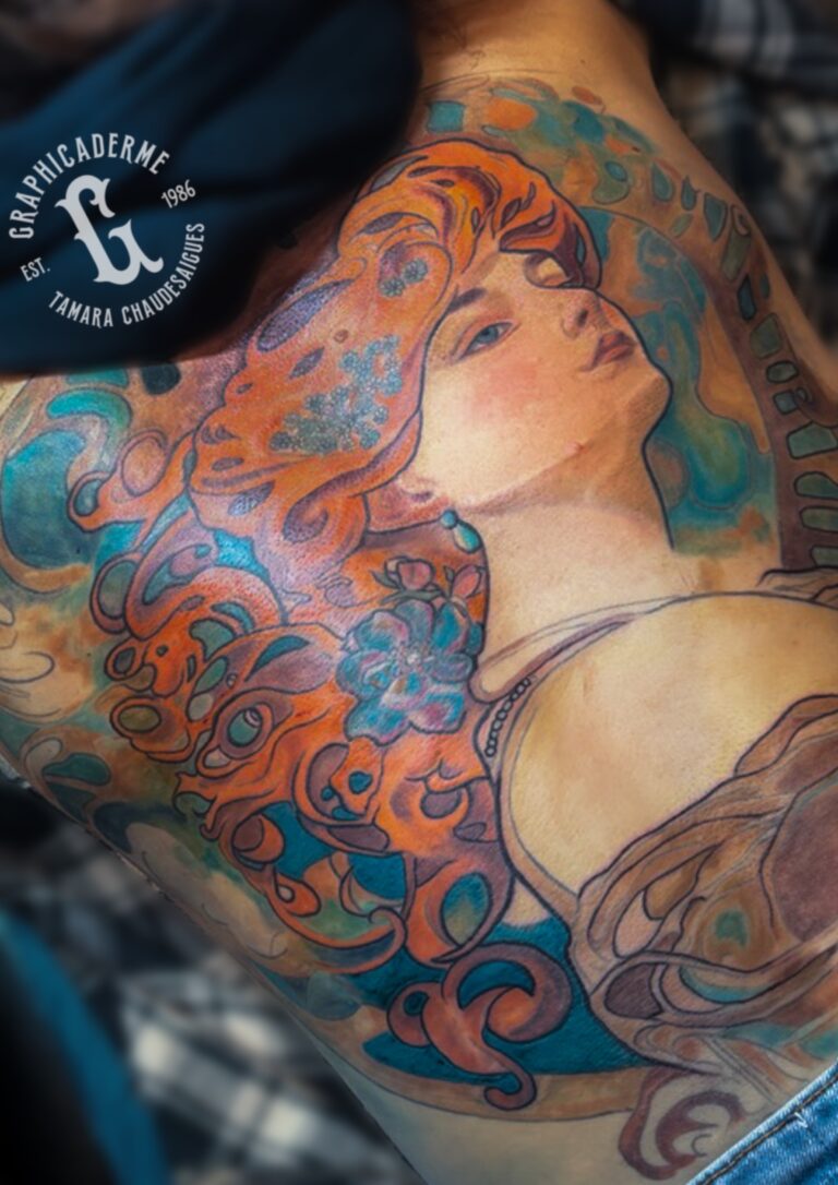 Tatouage de dos complet en couleur inspiré d'Alphonse Mucha et de l'Art Nouveau, réalisé par Tamara Chaudesaigues au studio Graphicaderme Avignon.