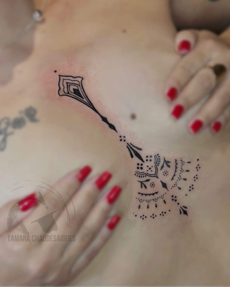 tatouage-ornemental-fin-noir-sternum-tamara-chaudesaigues