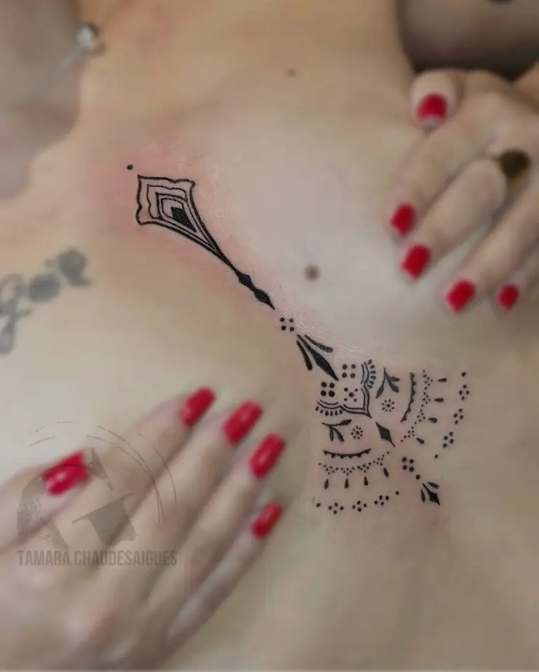 tatouage-ornemental-fin-noir-sternum-tamara-chaudesaigues
