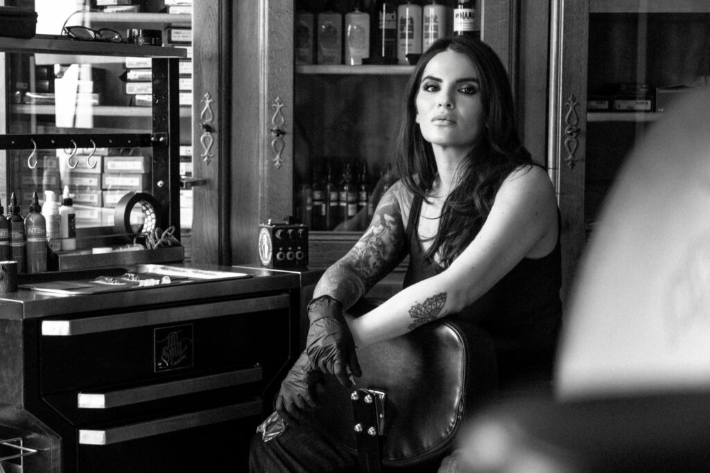 Portrait de Tamara Chaudesaigues, tatoueuse à Avignon, dans son atelier