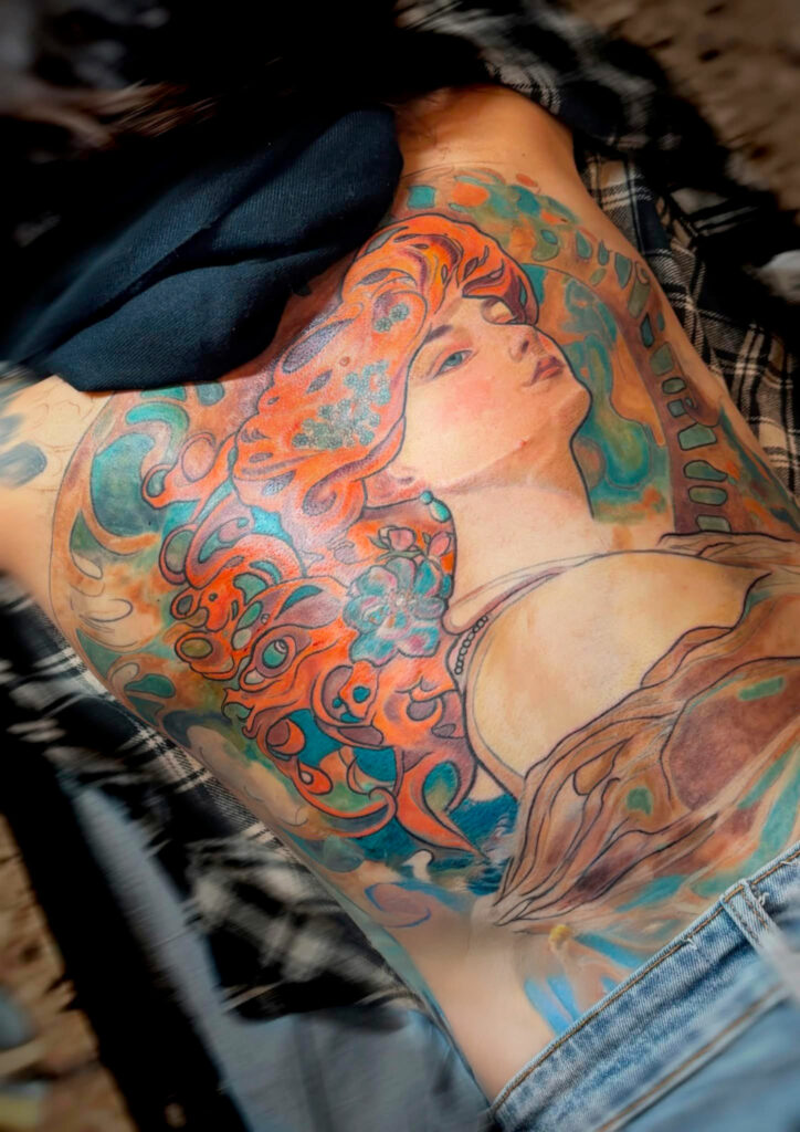 Tatouage figuratif en couleur inspiré de l’Art nouveau par Tamara Chaudesaigues