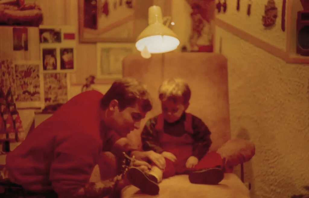 Stéphane Chaudesaigues simulant un tatouage sur son fils Steven place de la Pignotte à Avignon