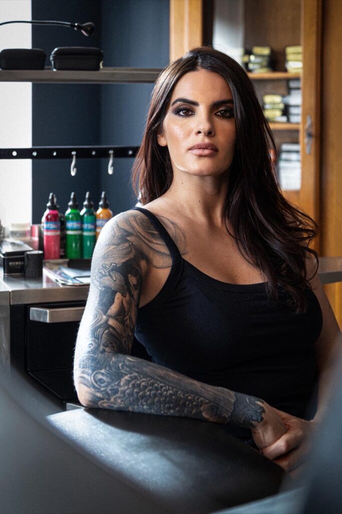 Tamara Chaudesaigues, tatoueuse à Avignon, dans l’atelier Graphicaderme — portrait en noir et blanc