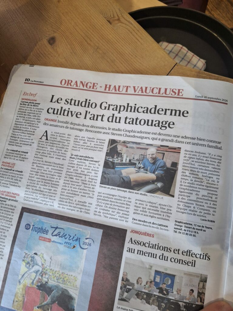 Page de La Provence du 28 septembre 2026 consacrée à Graphicaderme Orange, avec Steven Chaudesaigues en séance de tatouage.